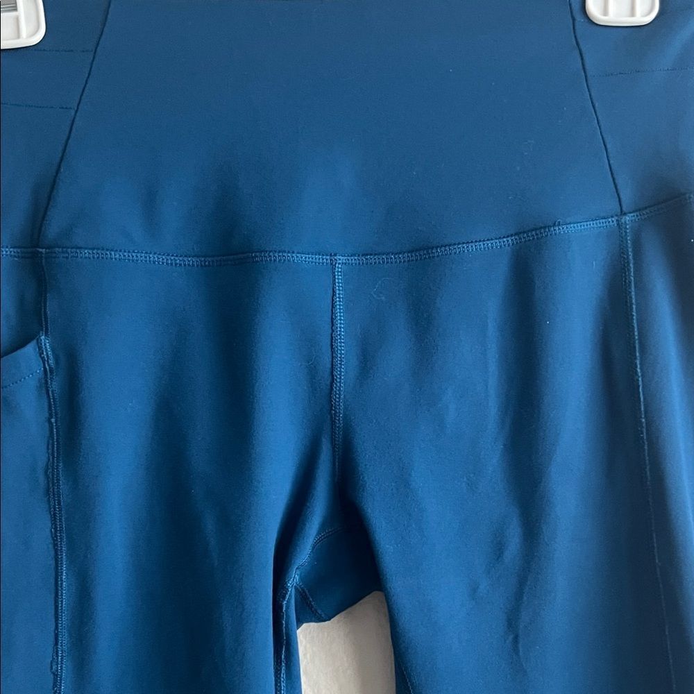 Like New! Oiselle Blue Teal Leggings with Mesh Panel Pockets in Size 4 - Picture 4 of 14